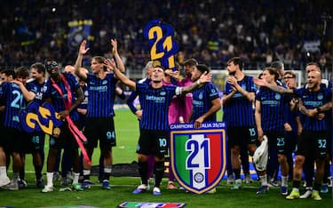 Inter Milan's Argentinian forward #10 Lautaro Martinez celebrates with teammates after winning their 21st 'scudetto' following the Italian Serie A football match between Inter Milan and Parma at San Siro stadium in Milan, on May 3, 2026. (Photo by Marco BERTORELLO / AFP)