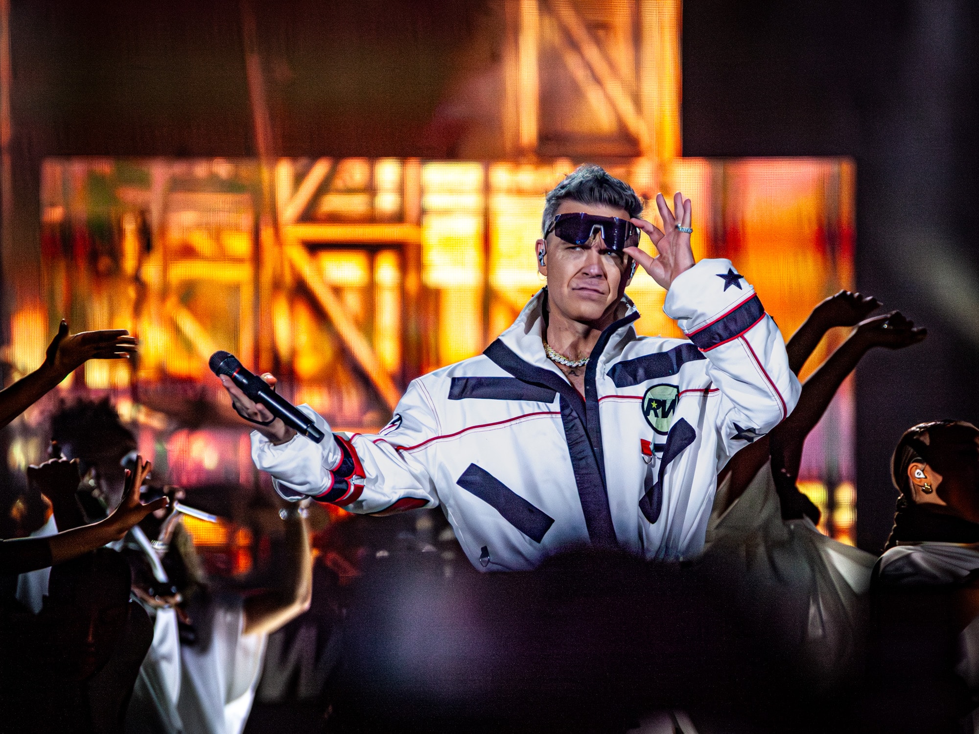 Robbie Williams durante il concerto a Trieste