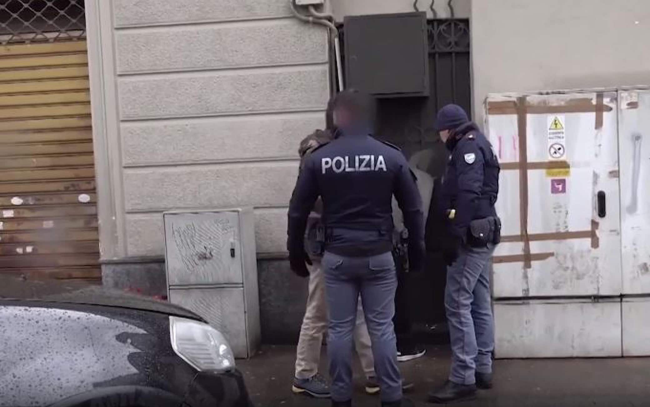 (FERMO IMMAGINE)Sedici misure cautelari, emesse dal Tribunale di Torino, sono state eseguite dalla polizia nei confronti di un gruppo di cittadini nigeriani sospettati di appartenere al sodalizio criminale di stampo mafioso denominato 'Eiye'. Sono accusati, oltre che di associazione per delinquere di stampo mafioso, di rapina, estorsione, lesioni e reati in materia di stupefacenti. Undici delle persone arrestate, durante l'operazione 'Bird man', sono state rintracciate in Italia. Secondo gli inquirenti i provvedimenti cautelari riguarderebbero "personaggi sospettati di rappresentare il vertice del livello nazionale dell'organigramma, direttamente incaricato delle nuove affiliazioni e della gestione dello spaccio di sostanze stupefacenti nelle varie piazze cittadine". Le indagini, avviate nel 2019, hanno consentito, attraverso intercettazioni e pedinamenti, di individuare i vertici nazionali degli 'Eiye', che si tenevano in costante e diretto contatto con i boss operanti in Nigeria. Gli investigatori sono riusciti a ricostruire la struttura dell'organizzazione, di tipo piramidale, che vede al proprio apice un 'World Ibaka', che avrebbe il controllo sulle sezioni locali chiamate 'Zone' e a loro volta guidate da un 'Zona Head'. Sulla piazza torinese, il sodalizio controllava e gestiva il commercio di sostanze stupefacenti in alcune aree, come corso Vigevano e piazza Baldissera, e più genericamente la zona della stazione ferroviaria di "Dora". Per l'operazione sono stati impiegati oltre cento uomini e oltre alla Squadra Mobile di Torino, l'attività ha coinvolto anche gli omologhi uffici delle Questure di Cuneo, Varese, Bergamo e Livorno. ANSA/POLIZIA ANSA PROVIDES ACCESS TO THIS HANDOUT PHOTO TO BE USED SOLELY TO ILLUSTRATE NEWS REPORTING OR COMMENTARY ON THE FACTS OR EVENTS DEPICTED IN THIS IMAGE; NO ARCHIVING; NO LICENSING NPK