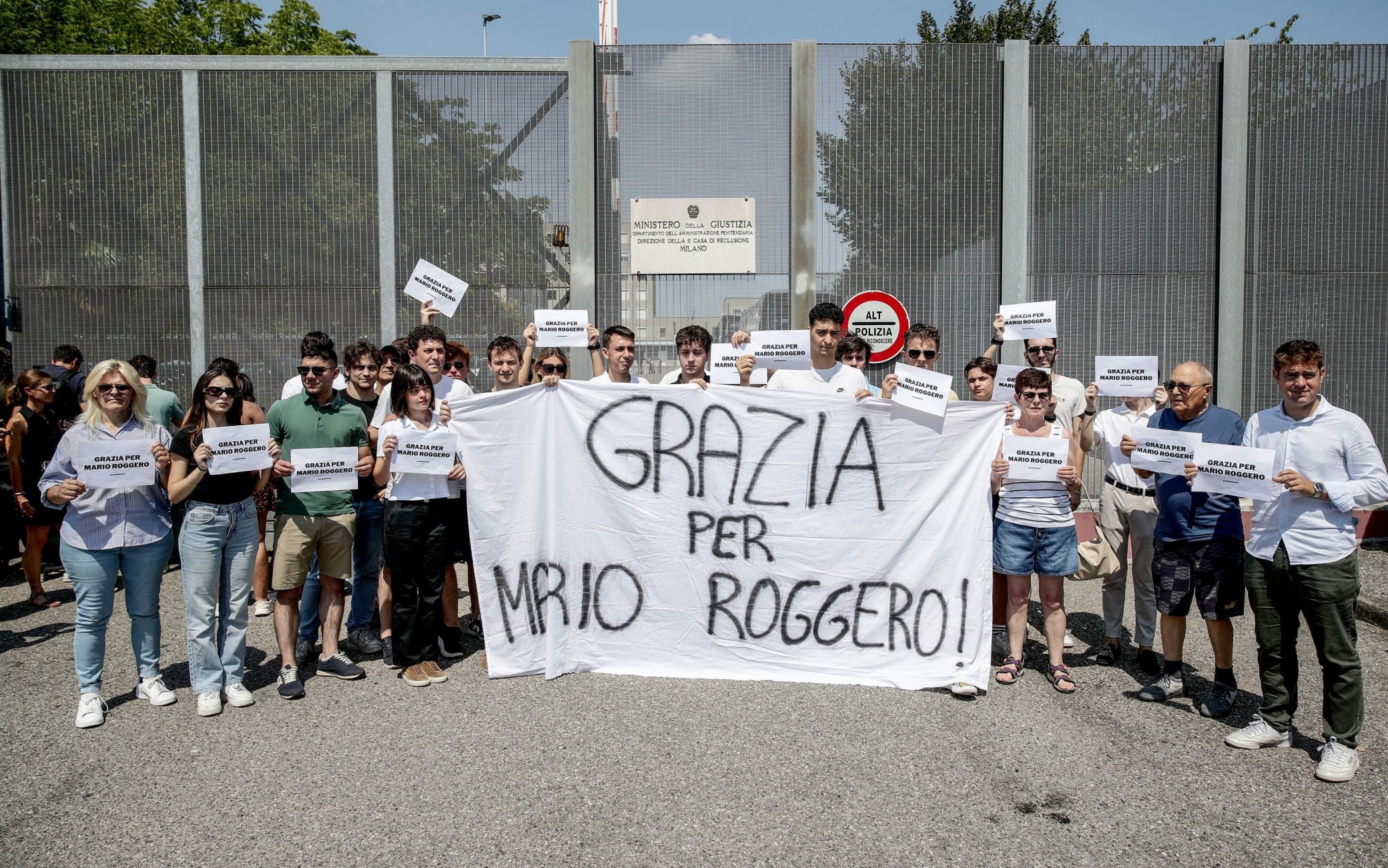 I giovani della Lega protestano per l incarcerazione di Mario Roggero davanti al carcere di Bollate a Milano, 18 luglio 2026. ANSA/MOURAD BALTI TOUATI
