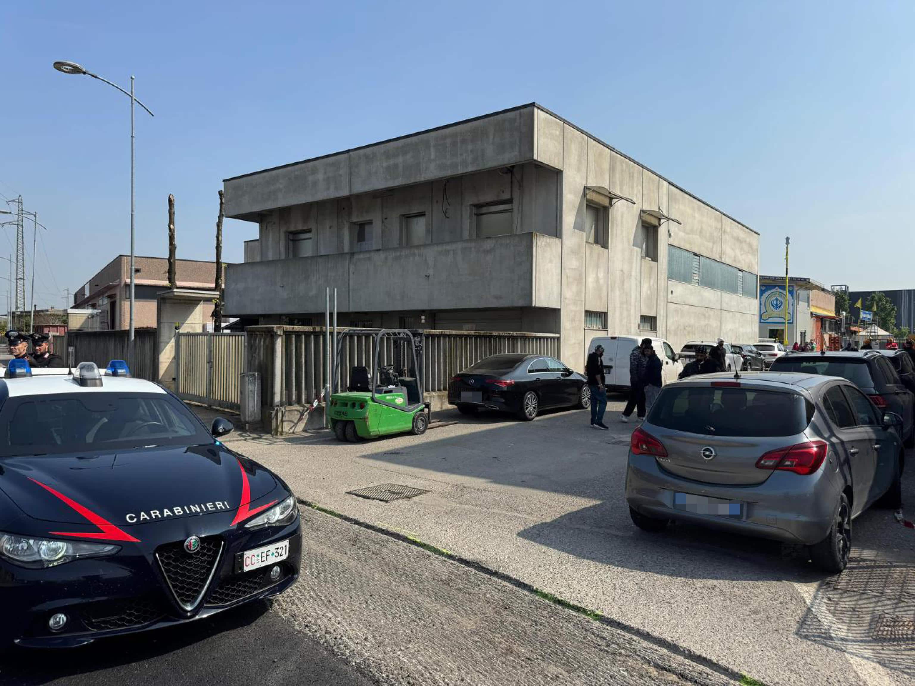 Il luogo dove due uomini di nazionalità indiana sono stati uccisi a colpi di pistola la notte scorsa nella zona industriale di Covo, in provincia di Bergamo, 18 aprile 2026. Sul posto sono intervenuti i carabinieri di Treviglio. Secondo quanto riferito e ancora al vaglio degli investigatori, gli aggressori sarebbero arrivati su un'auto e
avrebbero aperto il fuoco, per poi darsi alla fuga. Le vittime si trovavano all'esterno di un capannone adibito a luogo di preghiera. ANSA/MICHELE MARAVIGLIA
