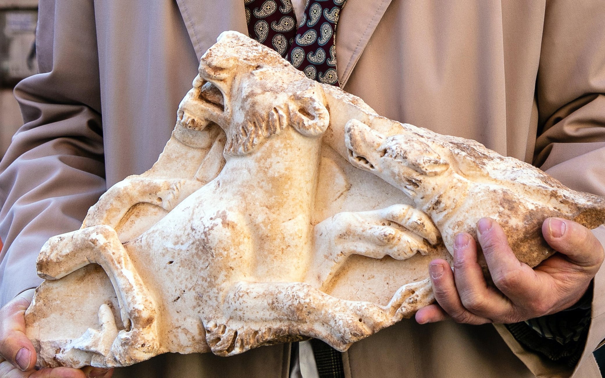 Un'ara in marmo bianco, perfettamente conservata, con la storia di una giovinetta romana, Valeria, morta poco più che bambina a 13 anni e 7 mesi. Ma anche frammenti preziosi di un sarcofago a vasca in marmo decorato con raffinate scene di caccia, che si pensa risalire al II secolo d.C.Arrivano da uno scavo in via Luigi Tosti, legato ai lavori propedeutici alla bonifica idrica della strada svolta da Acea Ato2, le nuove scoperte della Soprintendenza Speciale di Roma diretta da Daniela Porro. Lo scavo condotto da Archeo di Fabio Turchetta con la direzione scientifica di Angelina De Laurenzi, ha portato alla luce un edificio funerario che faceva parte della necropoli dell'antica via Latina con olle, urne cinerarie murate nelle pareti , sepolture a inumazione e resti in marmo di grande interesse. L'ara della giovanissima Valeria è stata trovata a due metri sotto all'attuale piano stradale. Sull'epigrafe si legge la dedica: «Valeria P F Laeta vixit annis XIII m VII». La scritta, in capitale latina, secondo le prime ipotesi di studio potrebbe essere sciolta con la frase: «Valeria Laeta figlia di P[ublio] visse 13 anni e 7 mesi». Suggestiva anche la scoperta dei frammenti del sarcofago a lenòs - ovvero a vasca con gli angoli stondati - in marmo bianco. La decorazione a bassorilievo di uno dei pezzi presenta scene di caccia con una leonessa sovrastata a sinistra dal cavallo del cacciatore (di cui si conservano esclusivamente le zampe anteriori) e braccata sulla destra da un mastino. Il colombario di piccole dimensioni, 4 metri per 3, probabilmente ipogeo, era realizzato nel banco naturale di tufo e costituito da possenti murature in opera cementizia di 80 centimetri ricoperte da un paramento in mattoni, opus latericium, di ottima fattura. Le pareti erano rivestite di intonaco dipinto di giallo e rosso, a emulare delle lastre marmoree. L'edificio è stato rinvenuto però fortemente danneggiato, tanto che non si può escludere, spiegano gli archeologi, che possa essere 