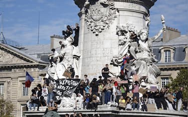 epa13284889 High school students and members of education unions gather at Place de la Republique during a national day of protests over school conditions, in Paris, France, 06 October 2026. A wave of protests sweeps across France against severe teacher shortages, overcrowded classrooms, a lack of resources, and poor learning conditions ahead of upcoming national budget decisions.  EPA/MOHAMMED BADRA