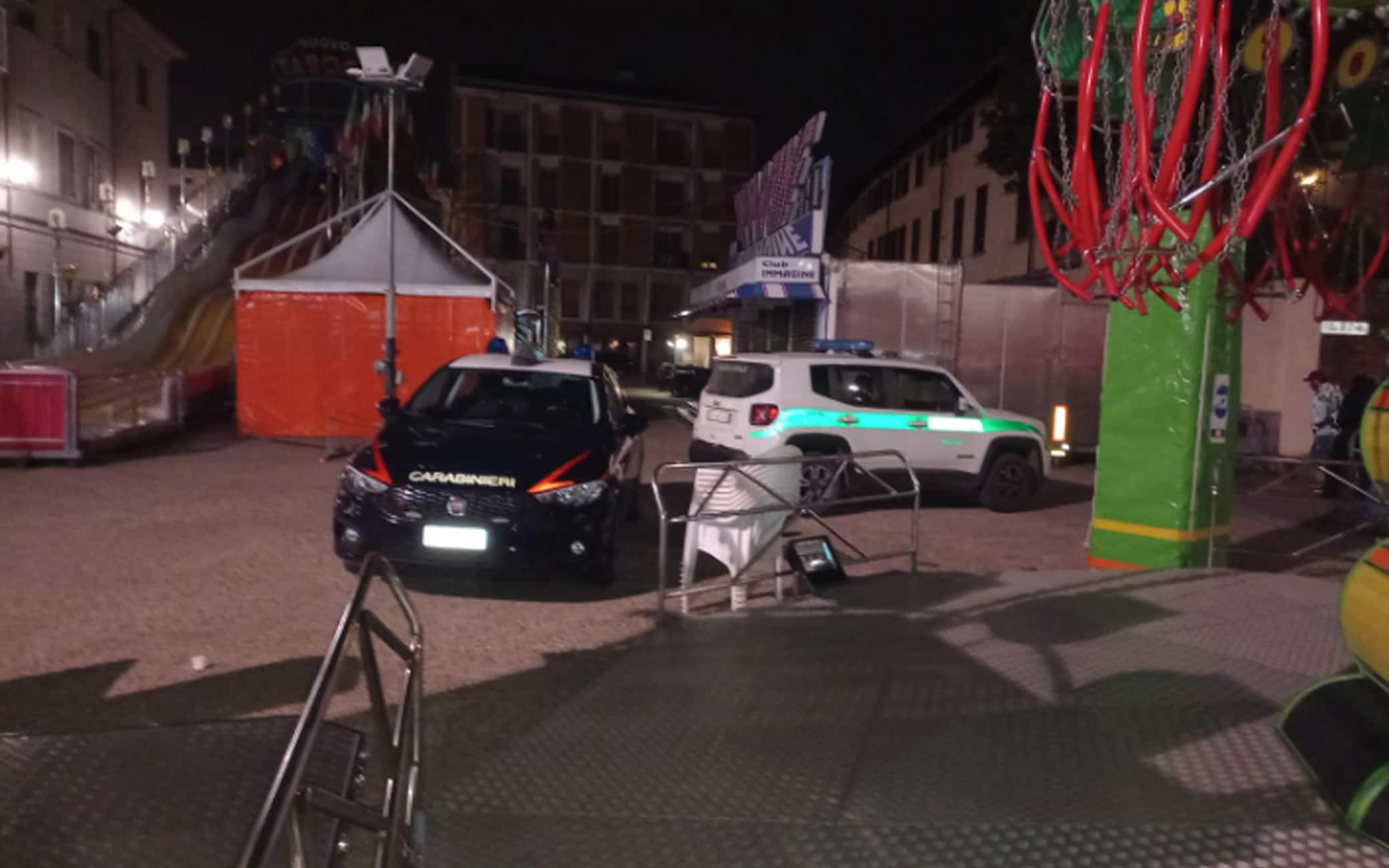 Il luna park dove una ragazza è morta in seguito alla caduta da una giostra a Galliate, nel Novarese, 13 marzo 2022. ANSA