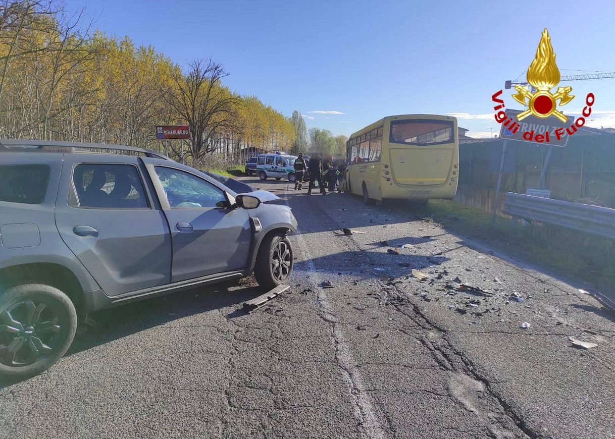 Scontro scuolabus-auto nel Pavese: paura per i bambini, grave 20enne