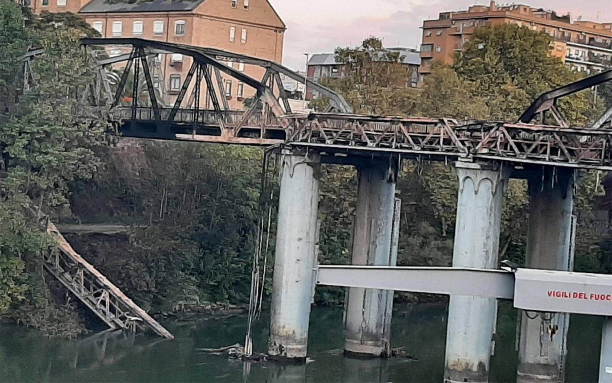 ponte di ferro che è’ andato a fuoco questa notte a Roma