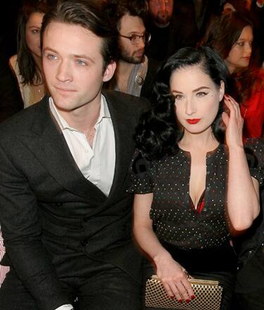 dita_von_teese_e_orlando_bloom_puublici_baci_kika11