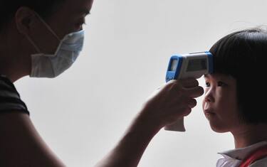 influenza_a_tagliate_h1n1_cina_maestra_febbre_bambina