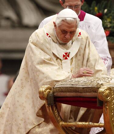 20091224 - ROMA - REL - PAPA: RINUNCIAMO ALLA VIOLENZA, ARMI SIANO VERITA' E AMORE. 

Papa Benedetto XVI ieri sera durante la celebrazione della Santa Messa di Natale. ''Rinunciamo alla 

violenza, e usiamo solo le armi della verita' e dell'amore'': lo ha detto papa Benedetto XVI durante la messa della notte di Natale a S. Pietro, invitando a ''guardare Dio'', e ad imparare da lui ''la bonta'' e ''l'umilta'', ''vera grandezza''. Un ennesimo appello alla pace, che si esprime, a Natale, nell'immagine di Dio che si fa presente agli uomini in forma di bambino. ''Tale e' la novita' di questa notte - ha detto il Papa

- la Parola puo' essere guardata, poiche' si e' fatta carne''. Ma ''il segno di Dio'', ''che viene dato ai pastori e a noi, non e' un miracolo emozionante. Il segno di Dio - ha sottolineato il pontefice - e' la sua umilta'''. Un Dio che si fa ''piccolo'', diventa ''bambino'', ''si lascia toccare e chiede il nostro amore''.

ANSA/ALESSANDRO DI MEO/DRN 