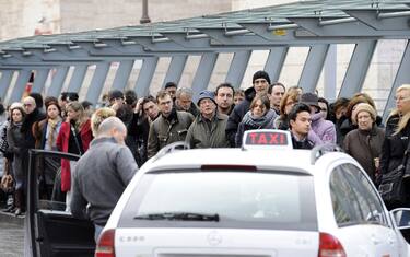 sciopero_persone_in_coda_per_un_taxi_staz_termini_roma_01