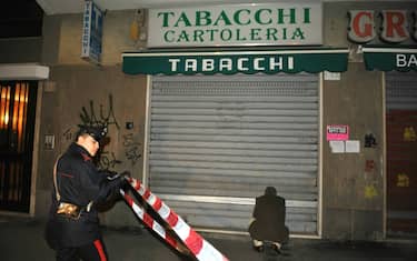 Tabaccaio spara a rapinatore e ferisce un passante: il video
