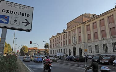 20100721-LIVORNO-MUCCA PAZZA: DONNA 42 ANNI DI LIVORNO IN FIN DI VITA. L' esterno dell' ospedale di Livorno dove e' ricoverata in fin di vita una donna di 42 anni colpita dal morbo della mucca pazza.ANSA/FRANCO SILVI