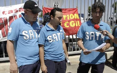 20100824 - SAN NICOLA DI MELFI (POTENZA) - LAB - FIAT MELFI, LETTERA OPERAI LICENZIATI AL PRESIDENTE NAPOLITANO. Da sinistra, Marco Pignatelli, Antonio Lamorte e Giovanni Barozzino, i tre operai licenziati e reintegrati dal giudice del Tribunale di Melfi (Potenza), ma che la Fiat non vuole far tornare sulle linee di produzione della fabbrica lucana, mostrano la lettera inviata al Presidente della Repubblica Giorgio Napolitano. TONY VECE/ANSA.