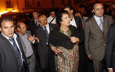 muammar_gheddafi_passeggiata_a_campo_de_fiori_02
