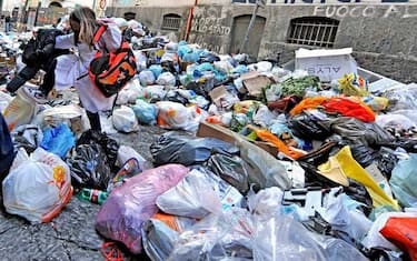 scuola_rifiuti_bambina_scuola_rifiuti_napoli
