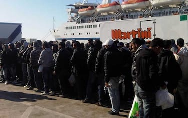 Il governo: "Missione a Tunisi per assistere i profughi"