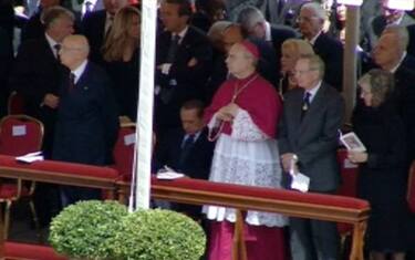 berlusconi_pisolino_preghiera_cerimonia_wojtyla_beato
