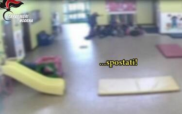 Botte ai bimbi e bestemmie, arrestata maestra d'asilo