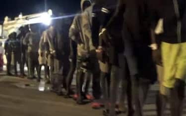 migranti_notturna_ansa