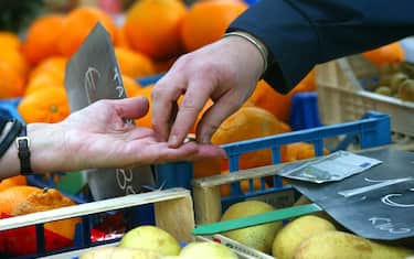10 anni di euro: prezzi più alti, italiani sempre più poveri