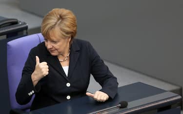 Ue, Parigi contro austerity. Merkel: Paesi facciano compiti