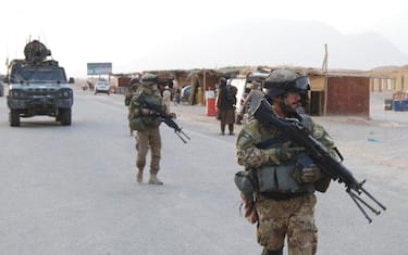 Foto militari italiani attività in Afghanistan
aiuti alla popolazione Farah
Allo scopo di arricchire il database fotografico sulla missione dell'Esercito in Afghanistan invio, allegate, alcune immagini scattate dal MCT nel corso delle attivit� in Afghanistan nelle aree di Bala Mourghab, Farah e Bala Baluk.