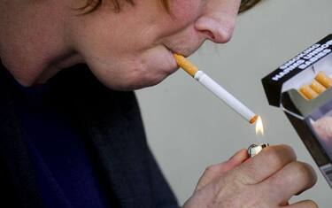 Sigarette, arrivano nuovi divieti: basta fumo in auto con minori