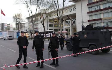 Istanbul, attacchi a polizia e partiti. Uccisa kamikaze