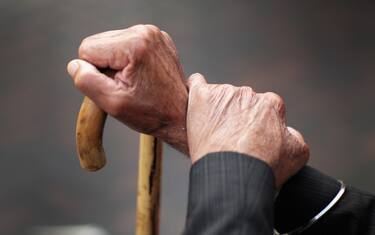 anziano-pensionato-bastone-getty