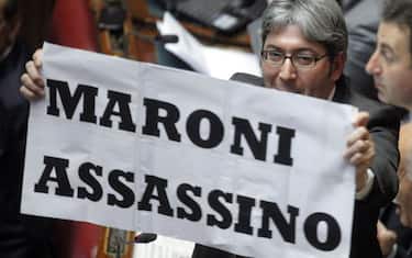 roberto_maroni_immigrazione_camera_cartello_idv_assassino_01_1