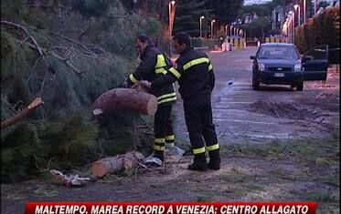 Maltempo, resta l'allerta. Allarme acqua alta a Venezia