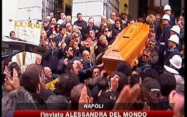 In migliaia ai funerali dell'ex assessore Nugnes
