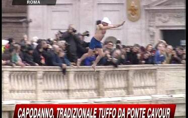 Capodanno, tuffi a Roma e regate a Firenze