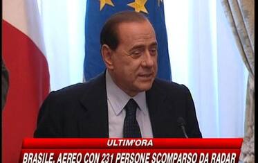Foto scomode e voli di Stato, Berlusconi sotto assedio