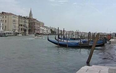 Venezia srotola il tappeto rosso