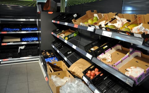 IPA89910056 - Palermo.Sciopero dei Tir, scaffali vuoti in un supermercato nel quartiere Zisa,esauriti frutta verdura e latticini.