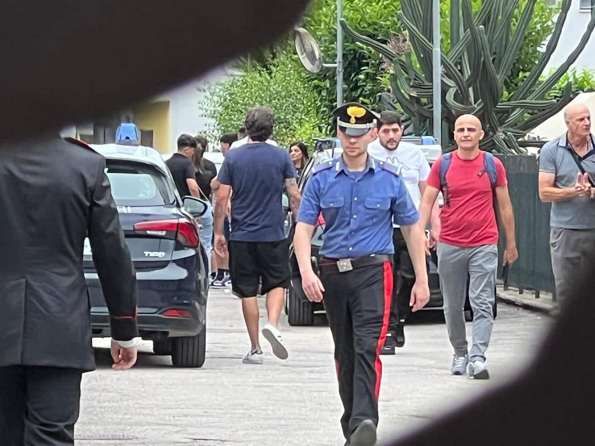 Acerra, bimba di 5 anni cade dal balcone e muore: indagini in corso ...