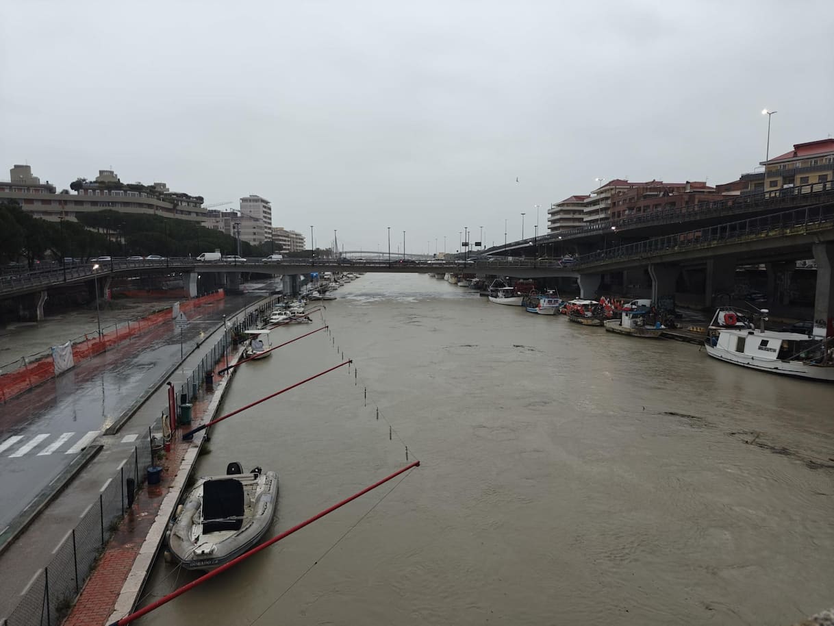 Maltempo, allerta rossa in Abruzzo e arancione in Molise e Puglia. Allarme fiume a Pescara