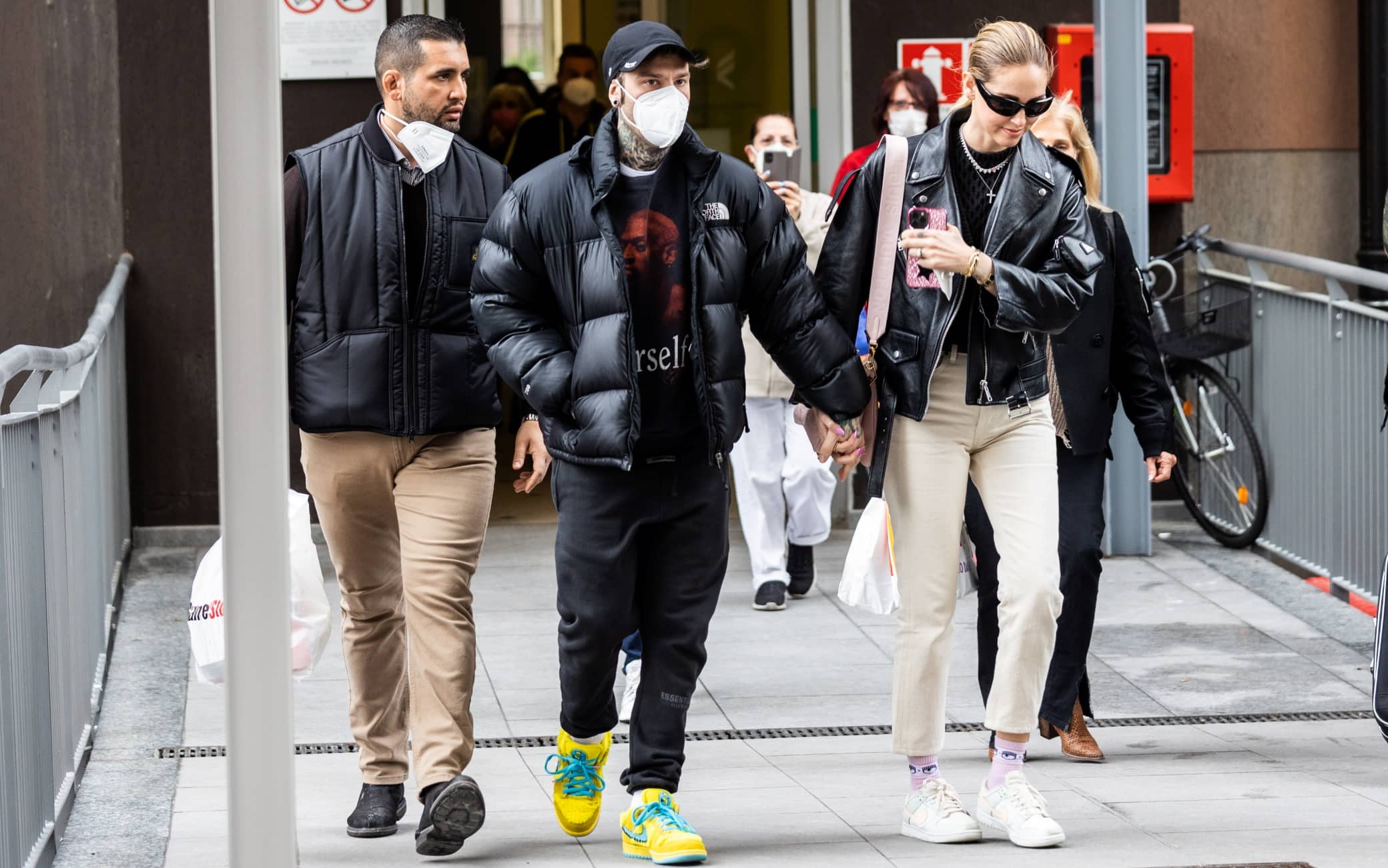 Milano - Fedez esce dall’ospedale San Raffaele, con la moglie Chiara Ferragni, dopo l’operazione (Milano - 2022-03-31, Claudia Greco) p.s. la foto e' utilizzabile nel rispetto del contesto in cui e' stata scattata, e senza intento diffamatorio del decoro delle persone rappresentate