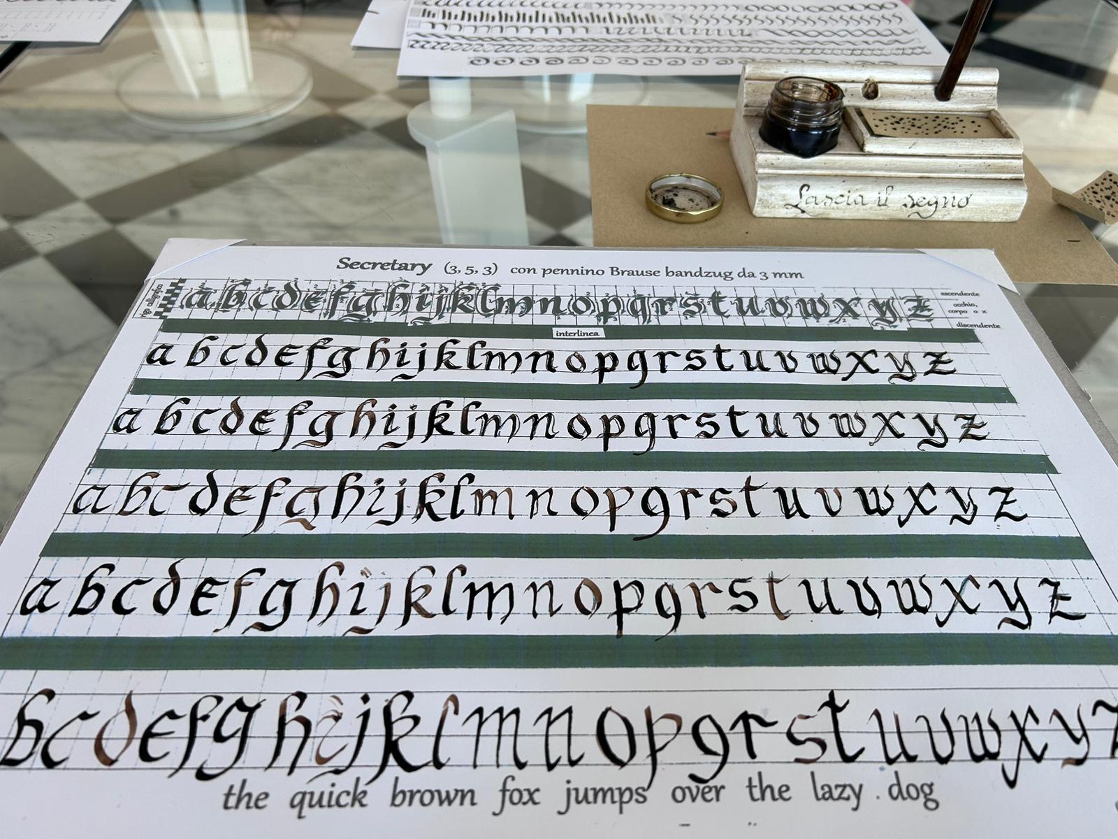 Un esempio di layout per gli esercizi: l'alfabeto gotico da replicare