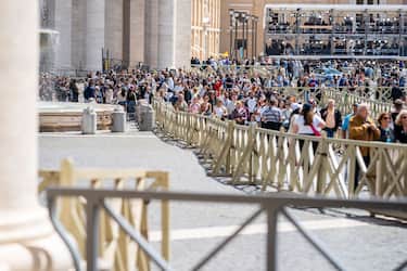 turisti in piazza san pietro
