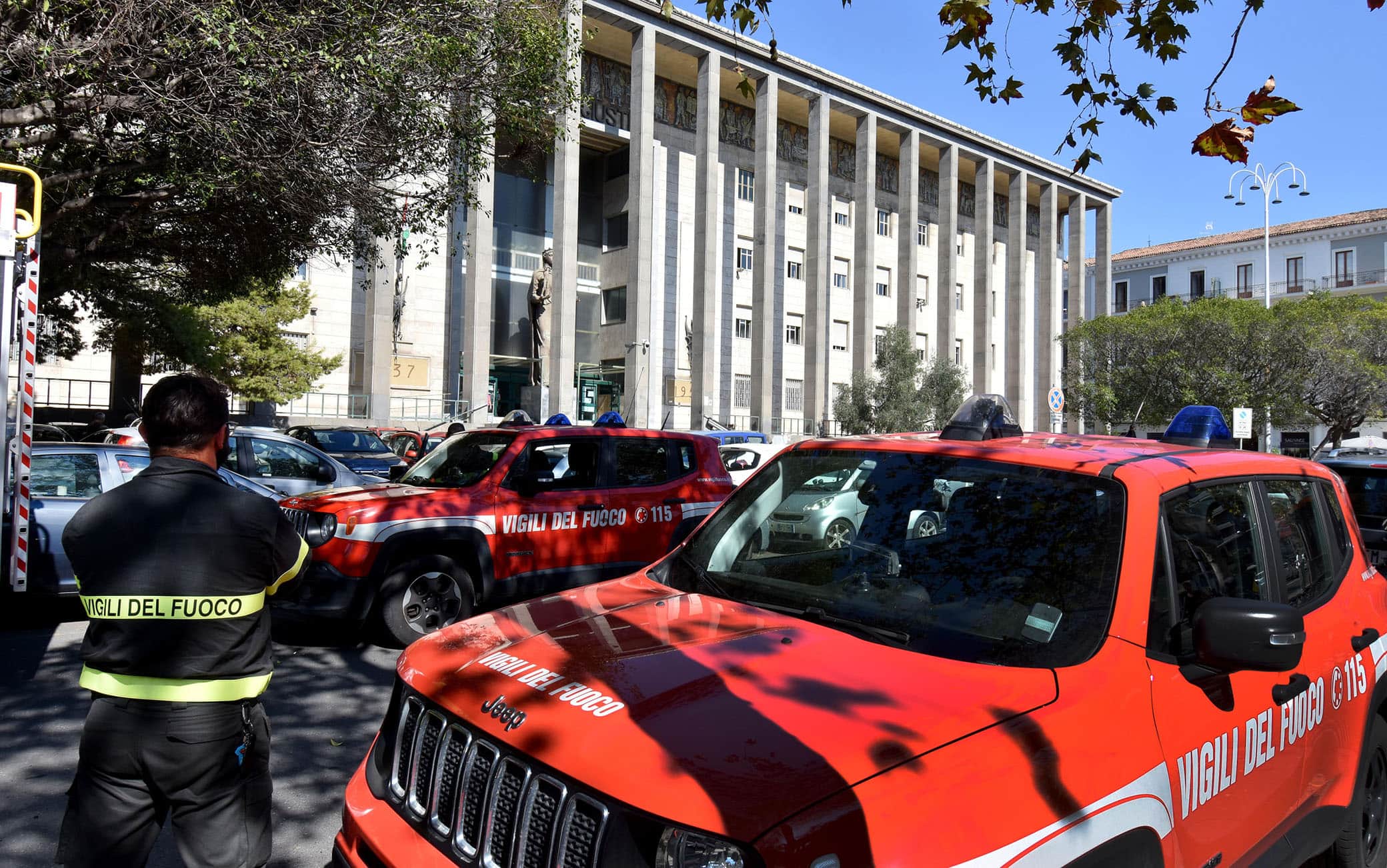 I vigili del fuoco di Catania all'esterno del palazzo di Giustizia a causa del crollo del sofffitto di uno degli uffici della segreteria del giudice per le indagini preliminari a Catania, 19 ottobre 2022.   ANSA/ORIETTA SCARDINO