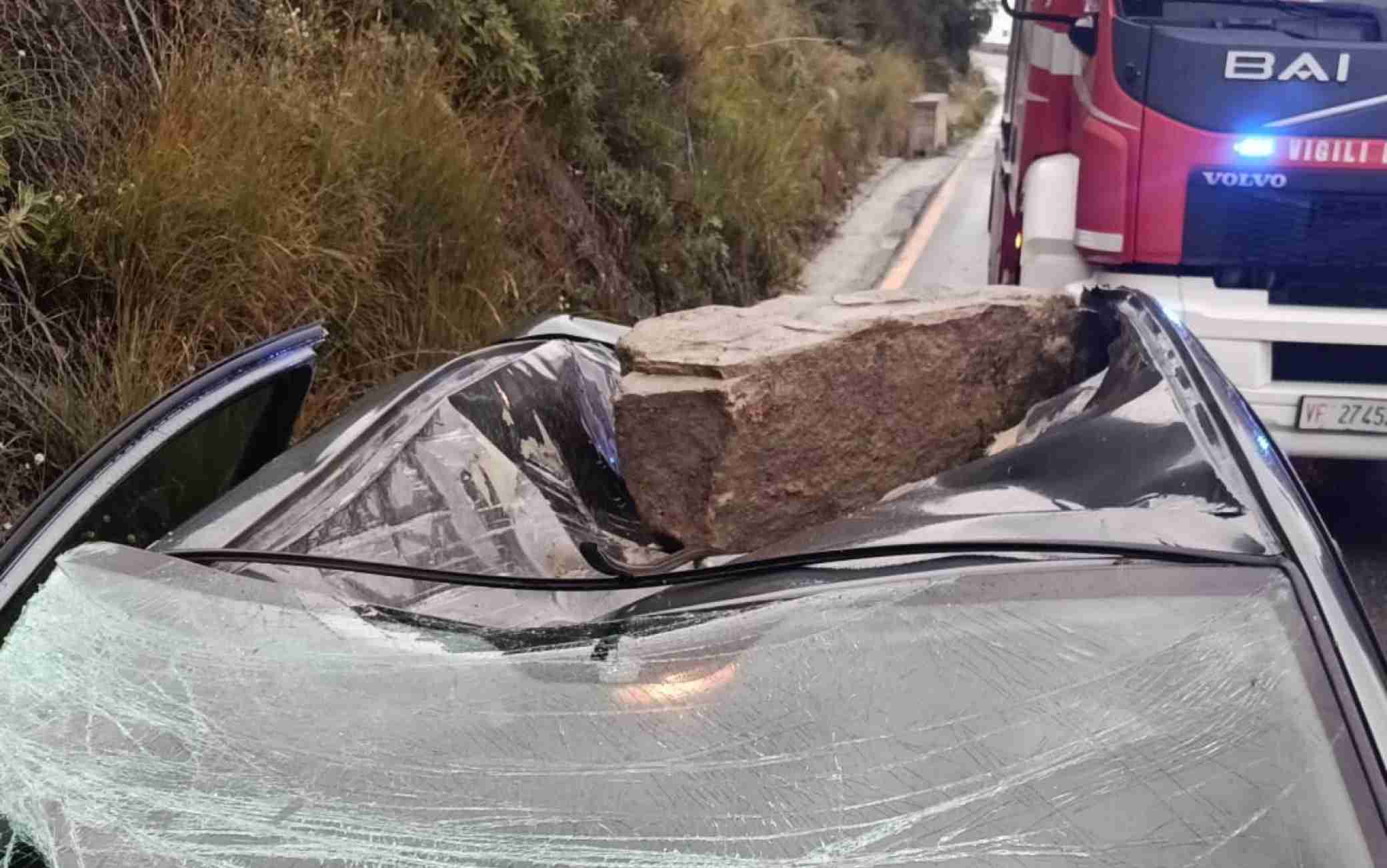 Africo Nuovo (Reggio Calabria), massi su auto
