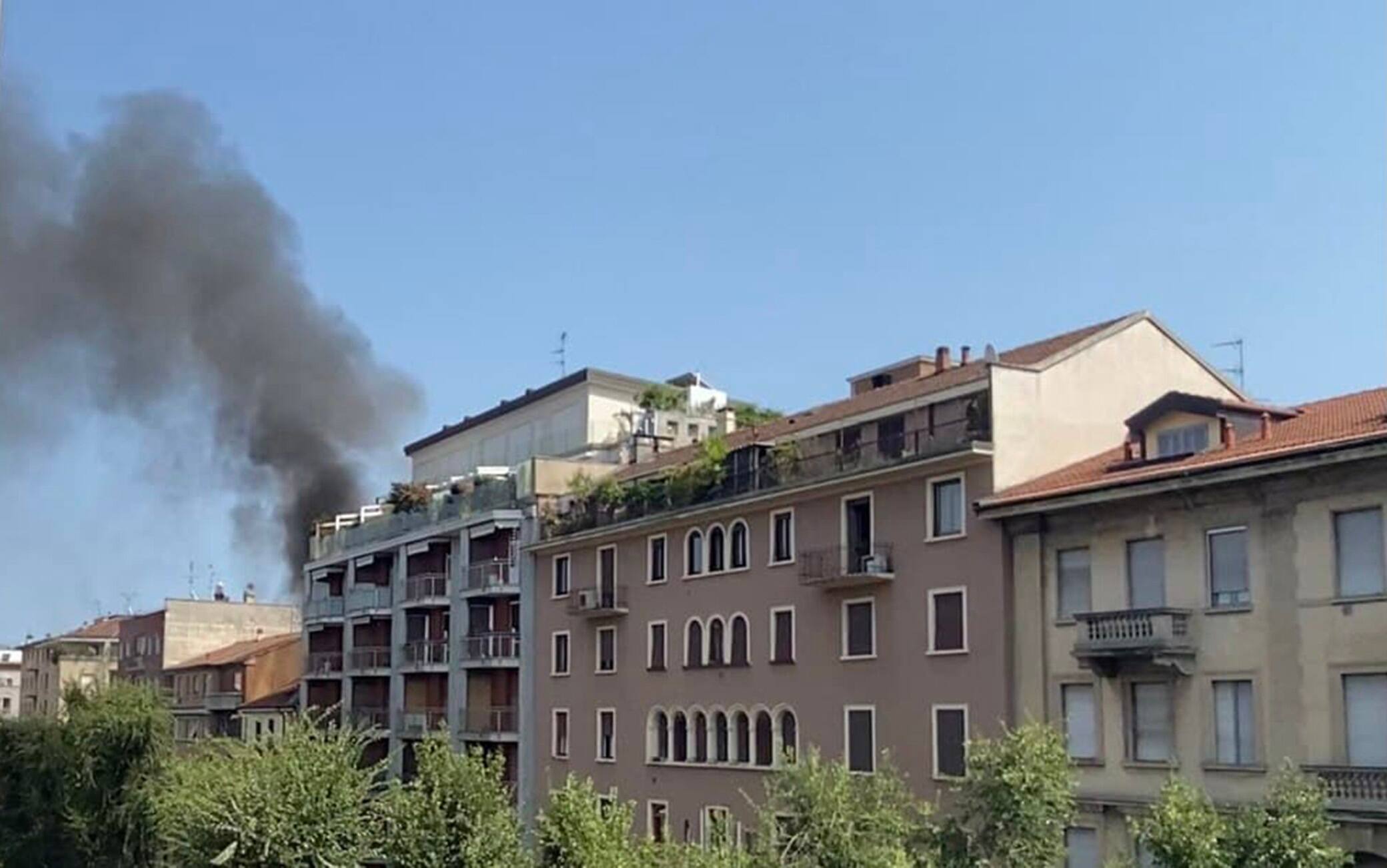 La mansarda in fiame nella palazzina di via Pacini a Milano