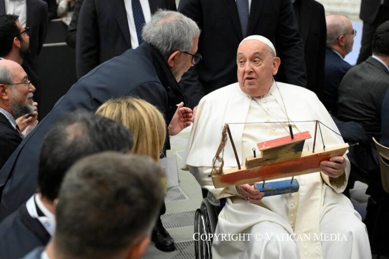 Filippo Mulè dona la barca di Lampedus'Amore al Papa