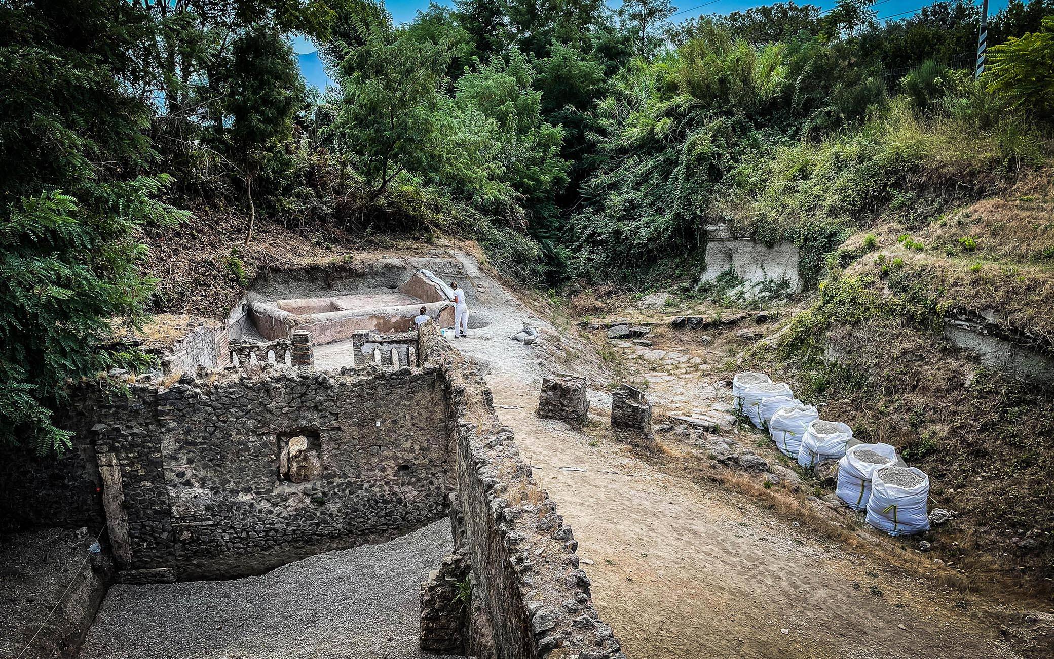 Rinvenuta una tomba con resti umani e suppellettili presso la necropoli di Porta Sarno, a est dell’antico centro urbano di Pompei. Sulla lastra marmorea posta sul frontone della tomba un’iscrizione commemorativa del proprietario Marcus Venerius Secundio richiama, straordinariamente, lo svolgimento a Pompei di spettacoli in lingua greca, mai prima attestati in maniera diretta. Si tratta dell’ultima scoperta di Pompei, avvenuta nel corso di una campagna di scavo promossa nell’area della necropoli di Porta Sarno, dal Parco Archeologico di Pompei e dall’Università Europea di Valencia Napoli 16 Agosto 2021. ANSA/CESARE ABBATE 