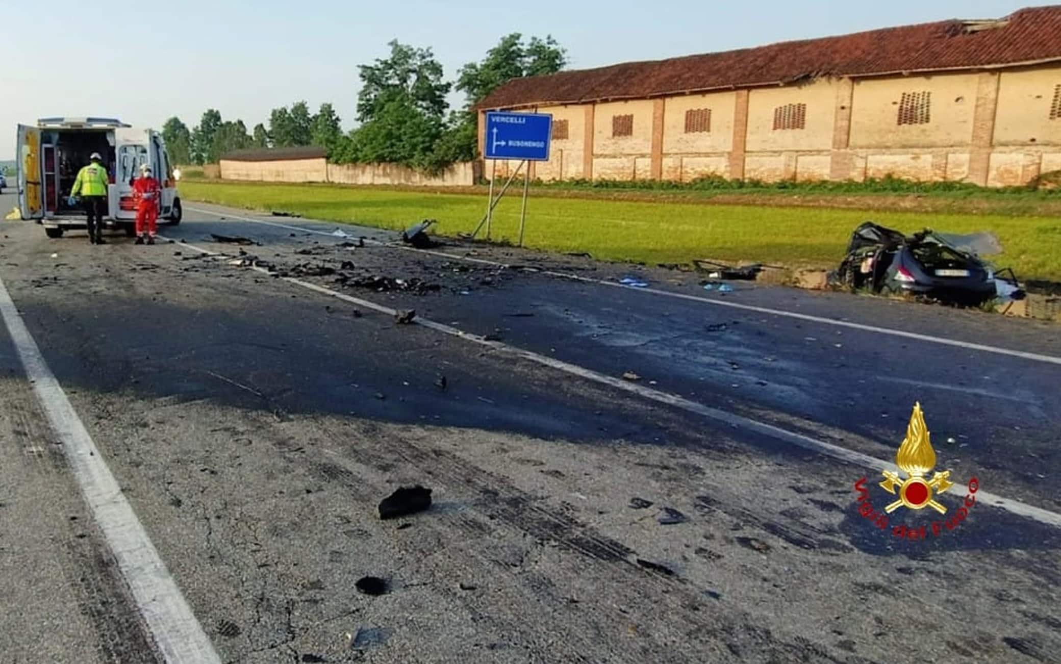 Tre giovani, tra i 20 e i 22 anni, sono morti all'alba, nello scontro tra due auto sulla strada provinciale 230 a Villarboit (Vercelli). Nell'incidente ci sono anche due feriti, di cui uno grave, portato all'ospedale di Novara. ANSA/VIGILI DEL FUOCO+++ ANSA PROVIDES ACCESS TO THIS HANDOUT PHOTO TO BE USED SOLELY TO ILLUSTRATE NEWS REPORTING OR COMMENTARY ON THE FACTS OR EVENTS DEPICTED IN THIS IMAGE; NO ARCHIVING; NO LICENSING +++