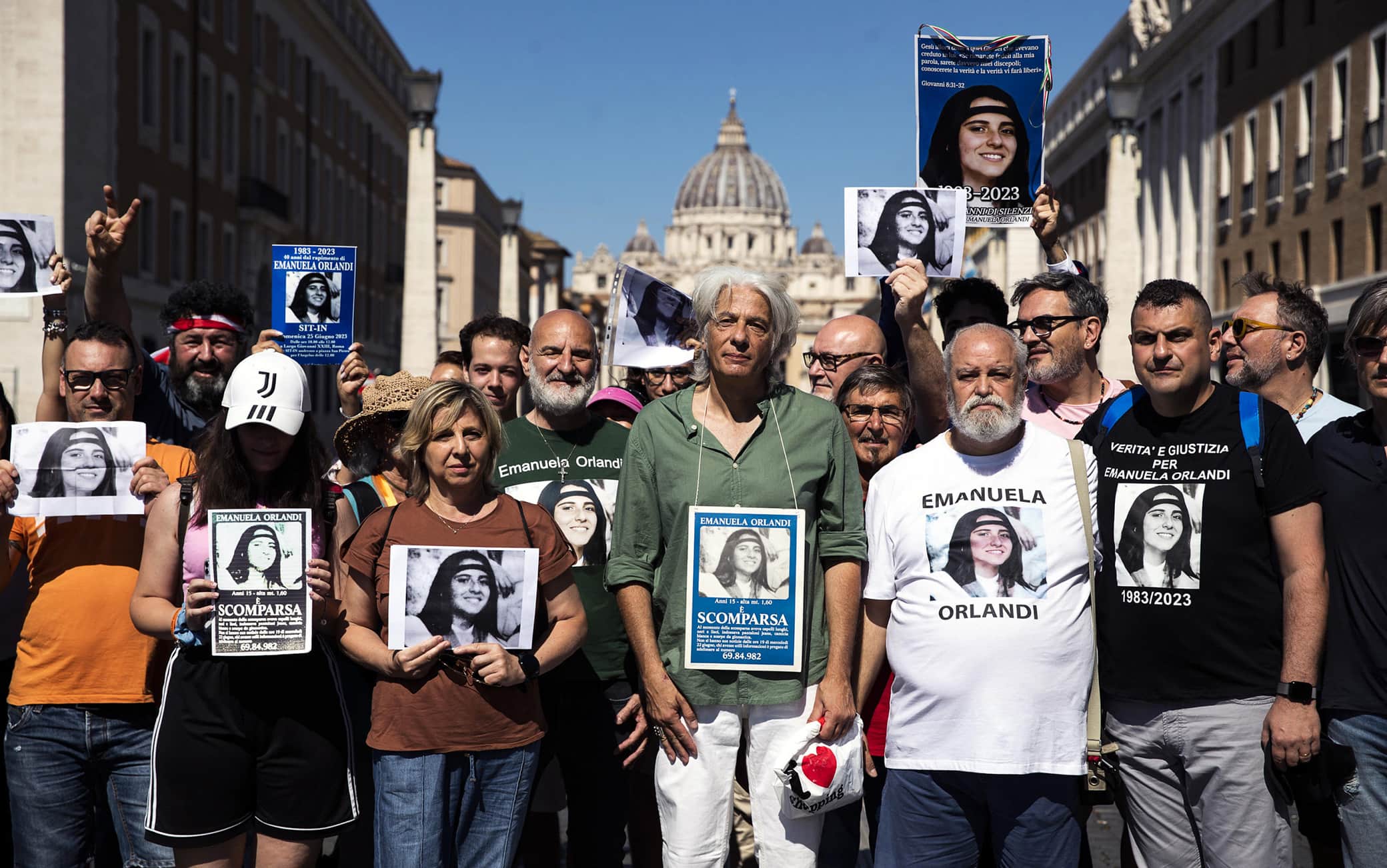 Il sit-in in largo Giovanni XXIII