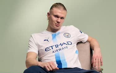 Haaland con la terza maglia fatta con IA