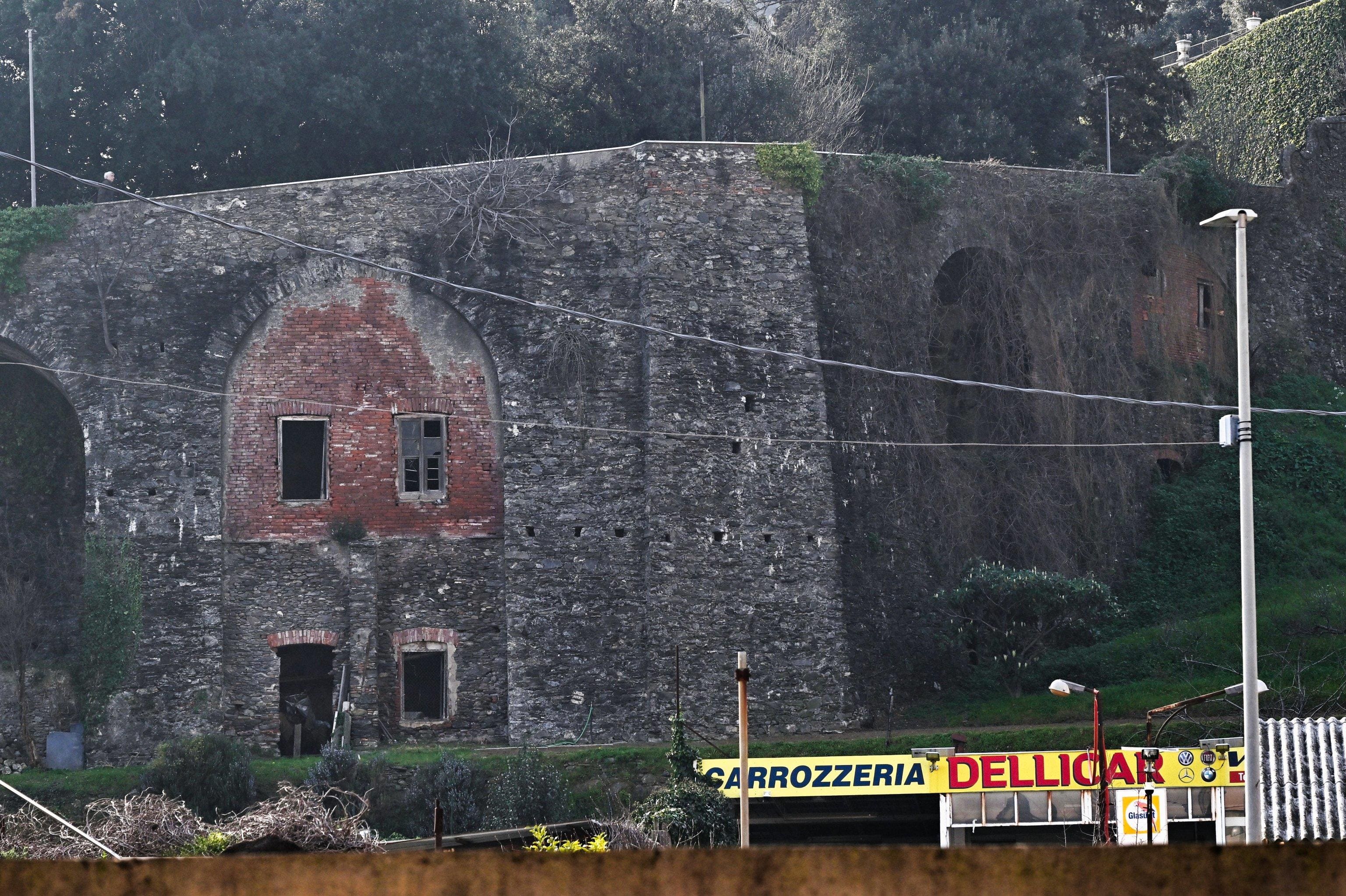 È cosciente e respira autonomamente ma resta in osservazione in terapia intensiva la ragazzina di 13 anni caduta da un muraglione questa mattina a Voltri, Genova, 09 marzo 2026.
ANSA/LUCA ZENNARO